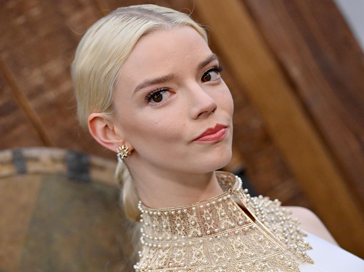 アニャ・テイラー=ジョイ、誕生日に「タロット占い」で出た“結果”に照れ笑い