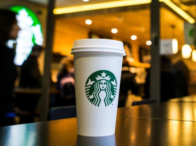 スターバックスが「全てのシーンで映っている」超有名映画がある！その“理由”とは