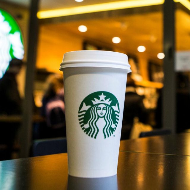 スターバックスが「全てのシーンで映っている」超有名映画がある！その“理由”とは