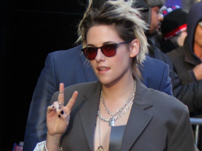 クリステン・スチュワートの「カラーサングラス」姿がバチバチすぎて真似したすぎる