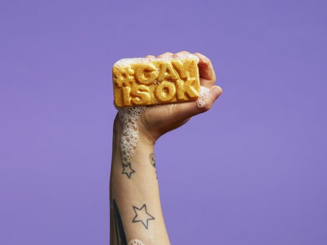 LUSH、米フロリダ州「ゲイと言ってはいけない」法案に反対する「GAY IS OK」ソープを発売
