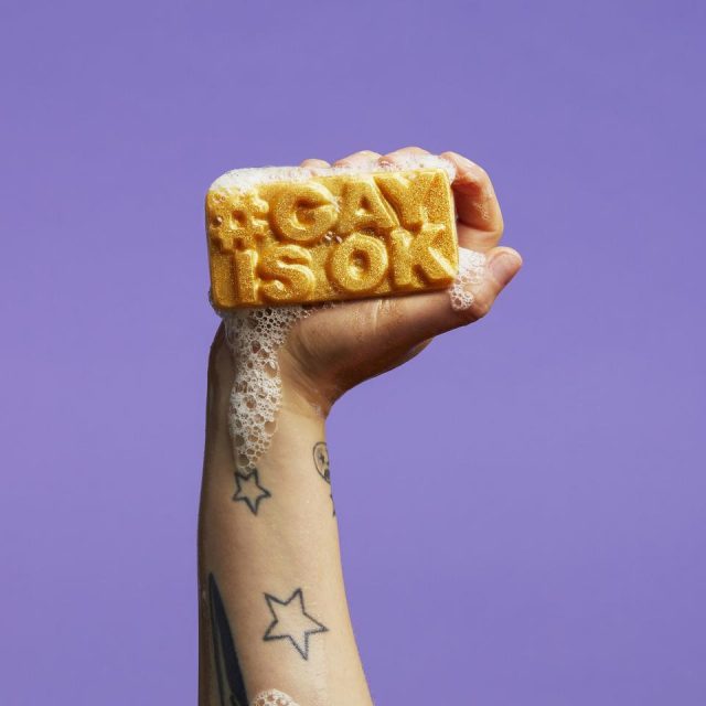 LUSH、米フロリダ州「ゲイと言ってはいけない」法案に反対する「GAY IS OK」ソープを発売