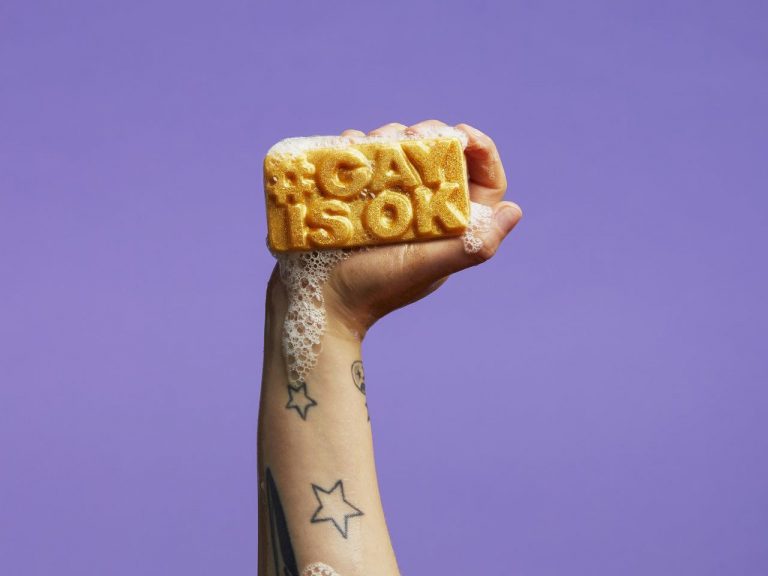 LUSH、米フロリダ州「ゲイと言ってはいけない」法案に反対する「GAY IS OK」ソープを発売