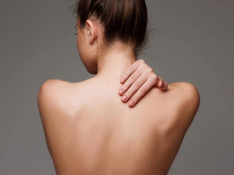 背中ニキビの原因は「コンディショナー」?肌荒れを防ぐポイント&おすすめアイテム