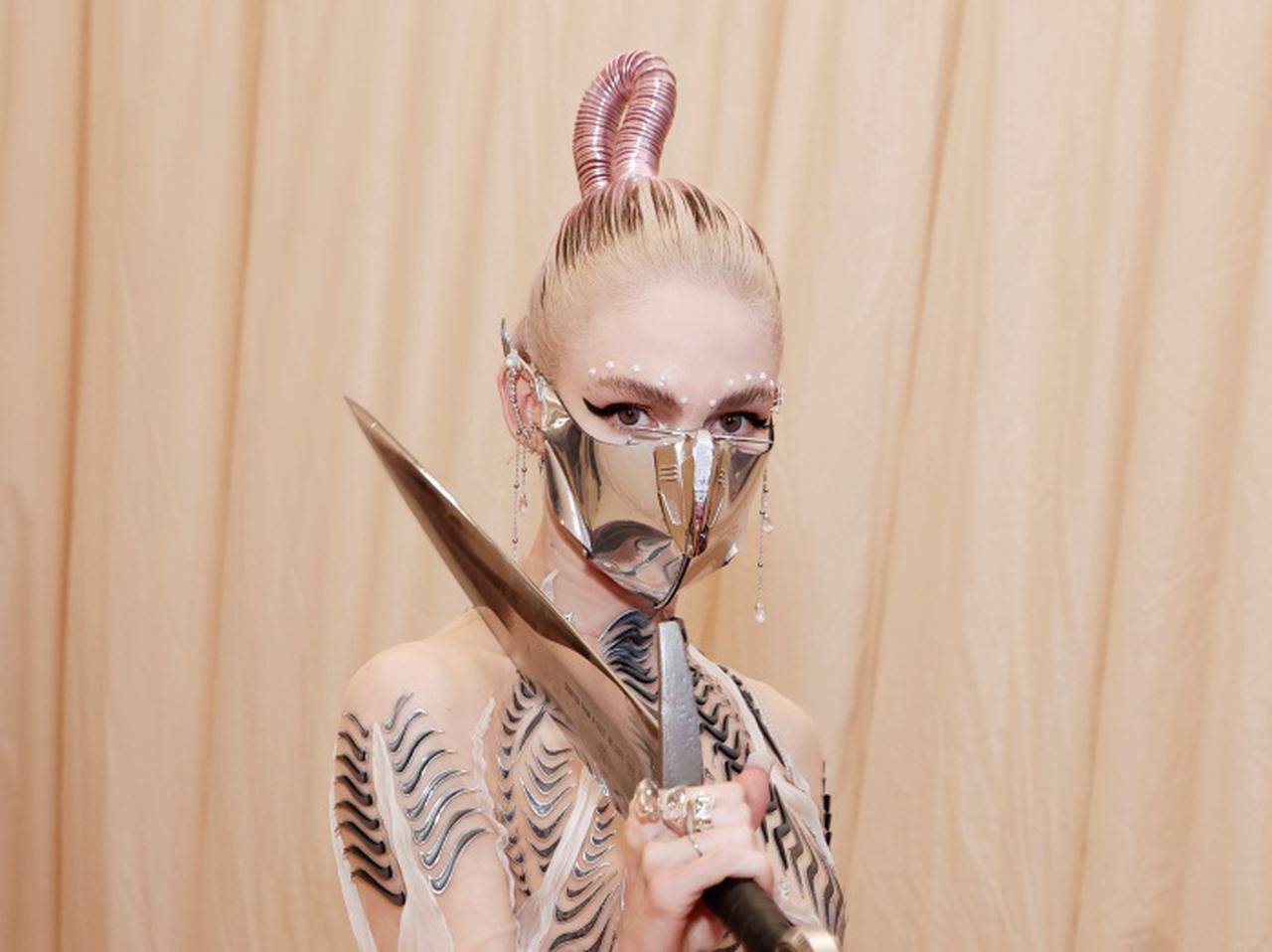 メットガラで話題になった“メタリックマスク”がオークションに!グライムスが出品