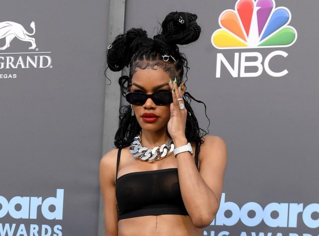 腹筋がお見事！美ボディを大胆に披露したテヤナ・テイラーをキムやカーディらが絶賛