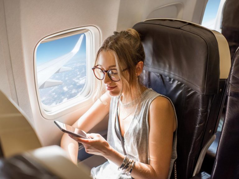 飛行機に乗ると肌荒れする?皮膚科医が教える、その原因ととっておきの対策法