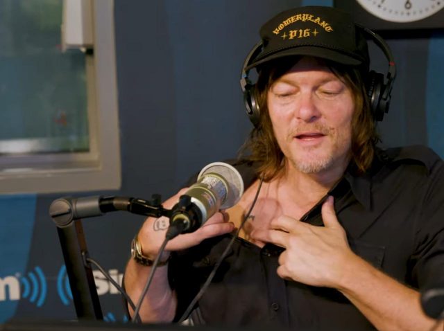 『ウォーキング・デッド』ノーマン・リーダス、「5分」で入れた胸元タトゥーを生放送中に披露