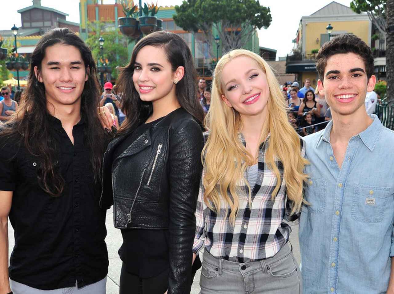 故キャメロン・ボイスの誕生日を『ディセンダント』キャストがお祝い、秘蔵写真も