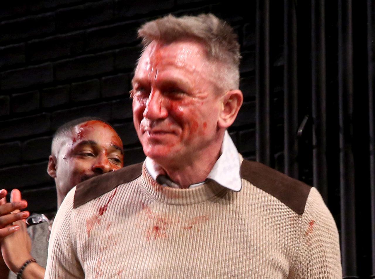 ダニエル・クレイグが『007』後初作品、血まみれのまま笑顔でファンに両手を振る姿が目撃