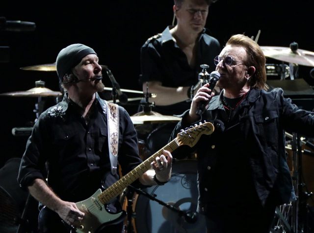 東京の名前を出して、U2ボノ＆ジ・エッジが、ウクライナの駅構内でゲリラライブ