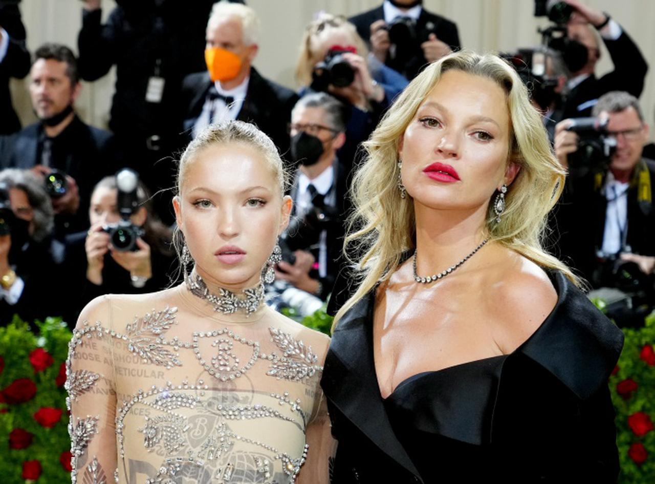 1型糖尿病だと公言するケイト・モス娘、キャンペーンに参加した時の腕に注目が集まる