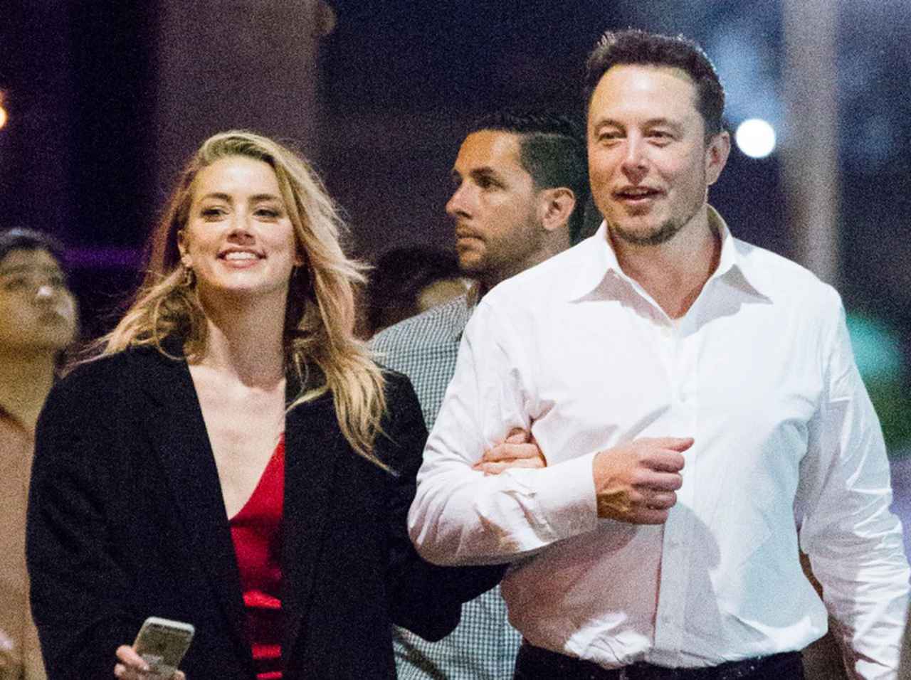 アンバー・ハード、ジョニー・デップと離婚して数週間後にイーロン・マスクを自宅に招く