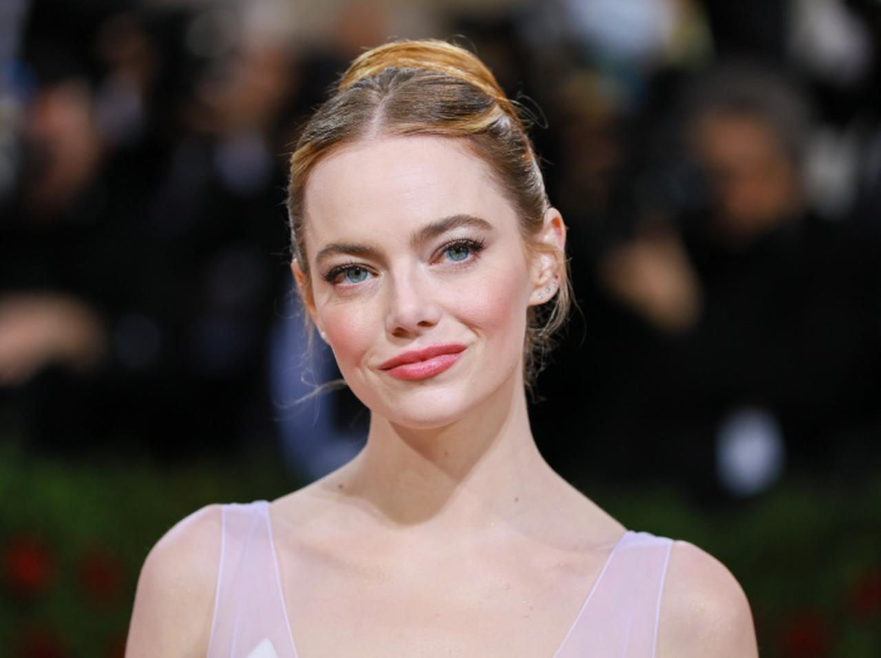 エマ・ストーン、自分の結婚式で着た「ウェディングドレス」をまさかの“再利用”【メットガラ2022】