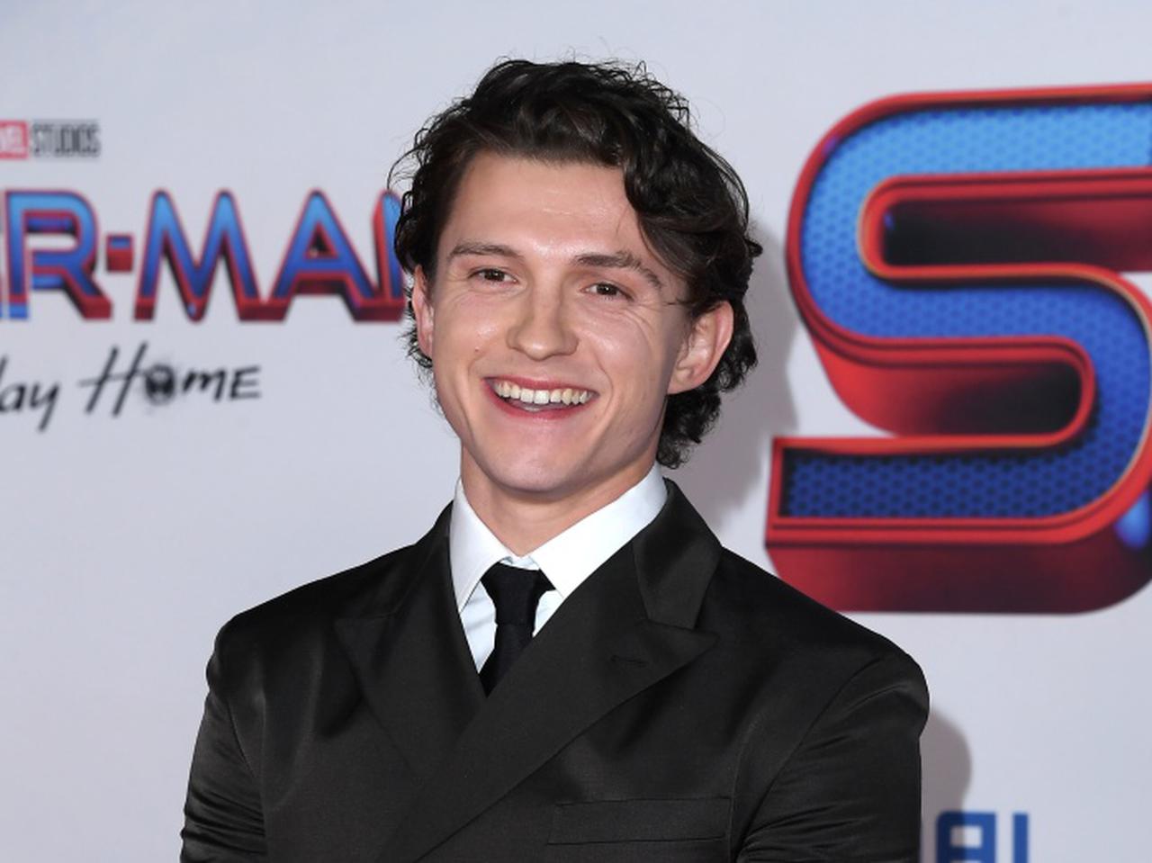 トム・ホランドが別人級イメチェン！70年代風のロン毛姿がコチラ