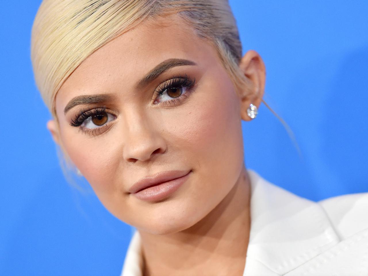 太眉ブームは終わり？カイリー・ジェンナーが「細眉」にイメチェン