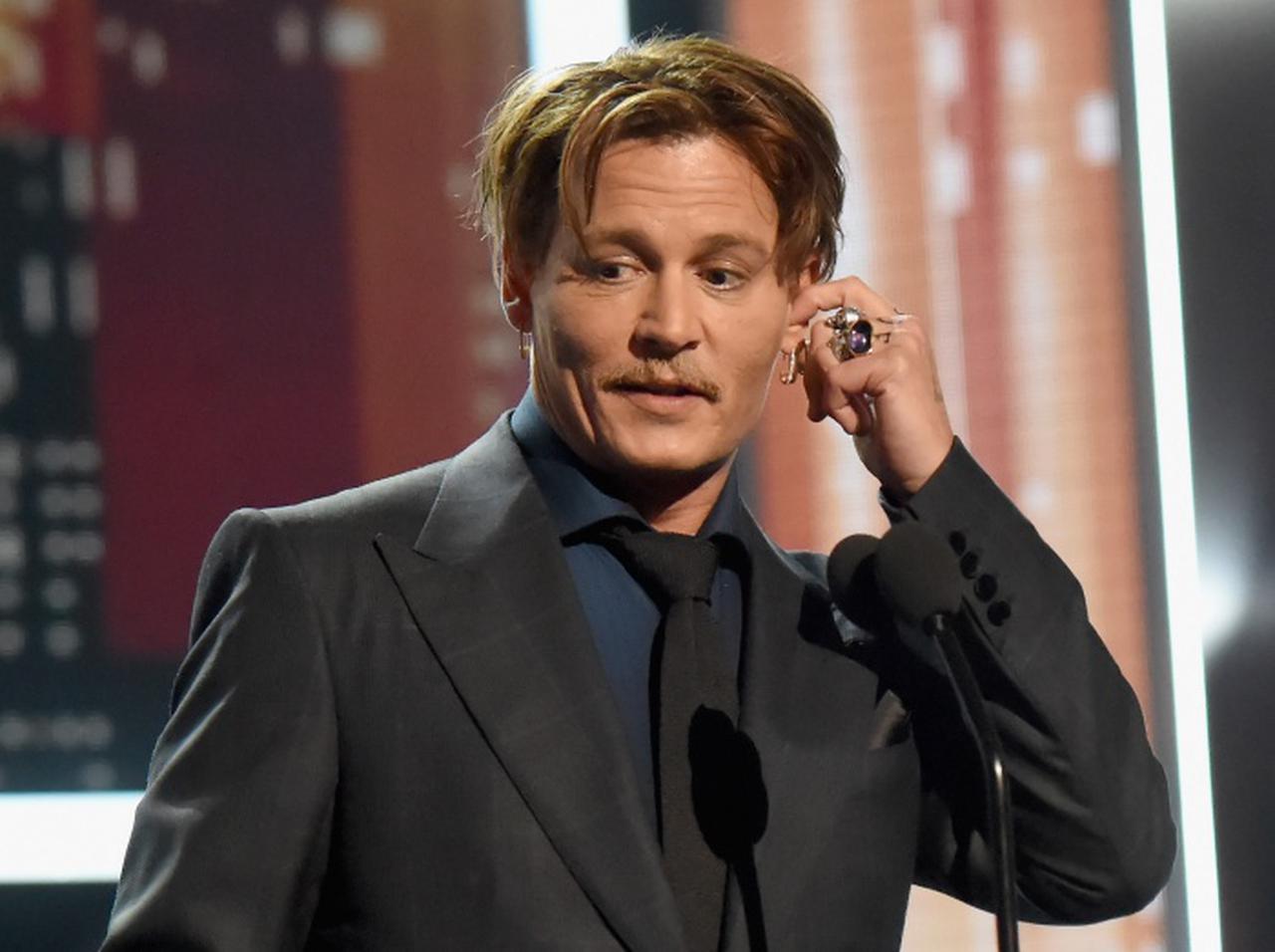 ジョニー・デップ、法廷で弁護士がいきなり「ジョニーのモノマネ」披露でつい“反応”