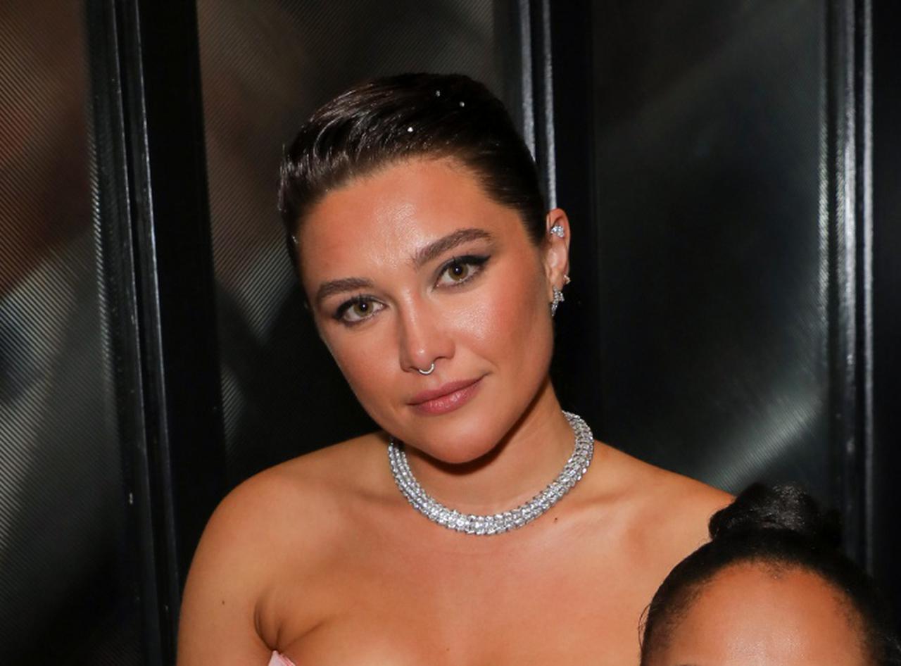 カルティエの高級時計タンクを海水へ…『ミッドサマー』主演の行動にSNSがザワつく