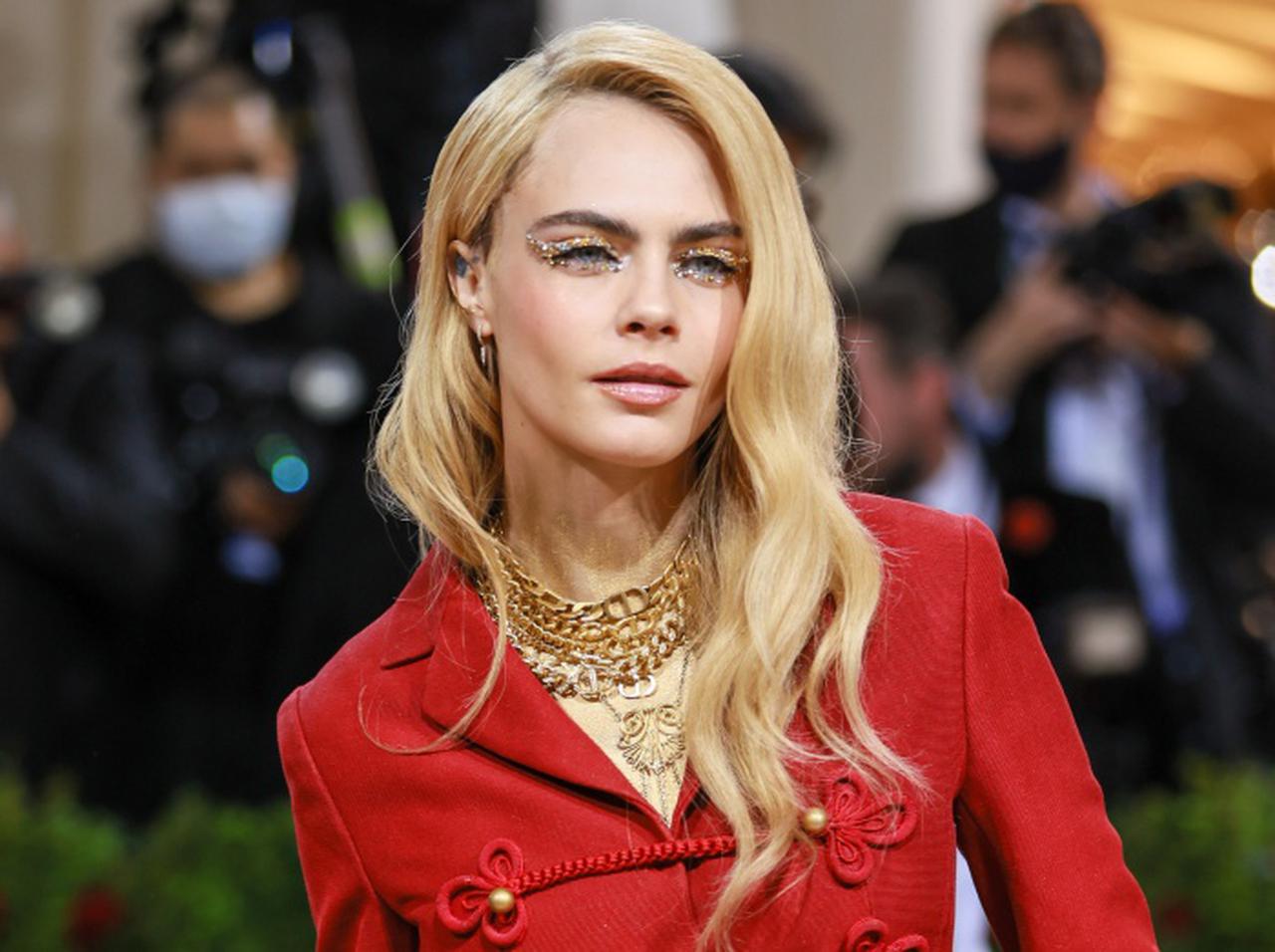 カーラ・デルヴィーニュ、ジャケットを脱いで「トップレス」でポーズを決める姿が“さすが”【メットガラ2022】