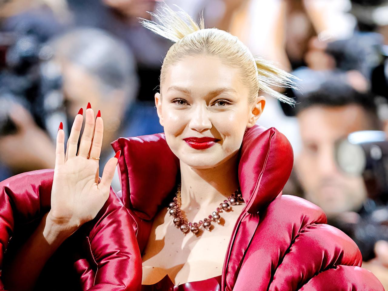 赤リップは1,000円台!ジジ・ハディッド愛用のコスメがプチプラすぎると話題沸騰中