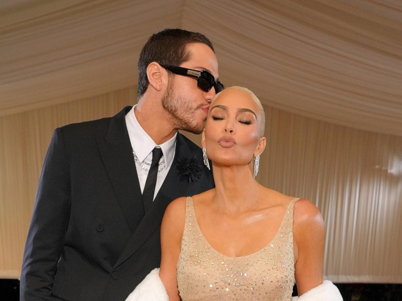 キム・カーダシアン、学生のような方法でピート愛を忍ばせる