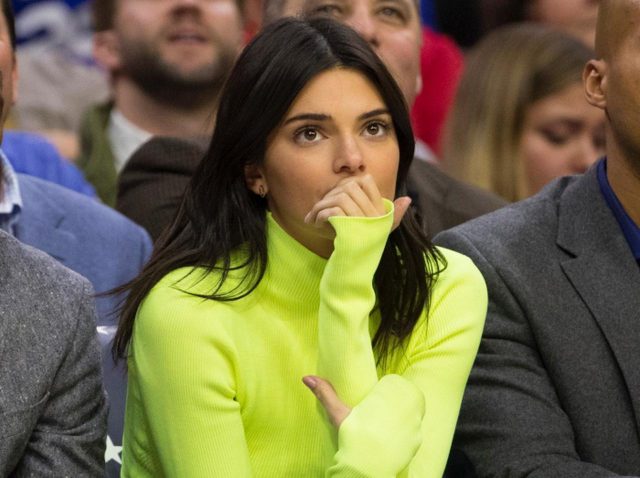 ケンダル・ジェンナー、「キュウリの切り方」がヤバすぎて妹からもイジられる