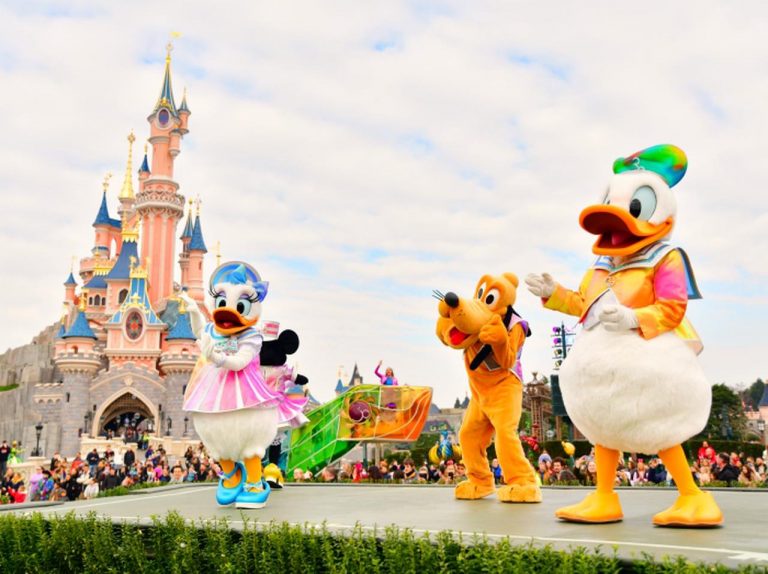 ディズニーランドで撮った写真の「違和感」がスゴい！セレブが明かした“からくり”にブーイング 米