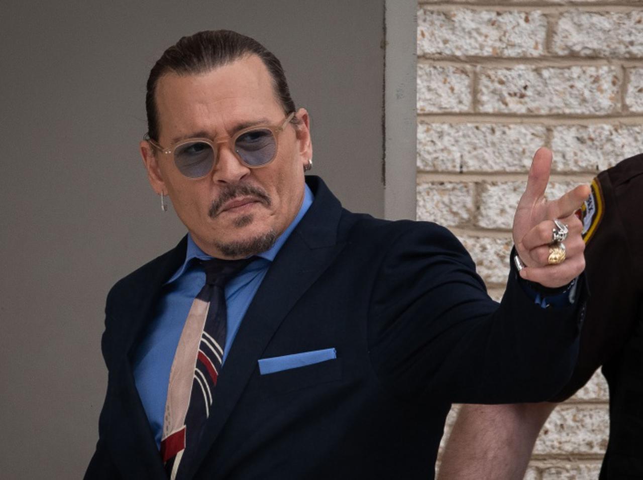 ジョニー・デップ、アンバー・ハードの法廷での「ある発言」にこらえきれず笑い出す