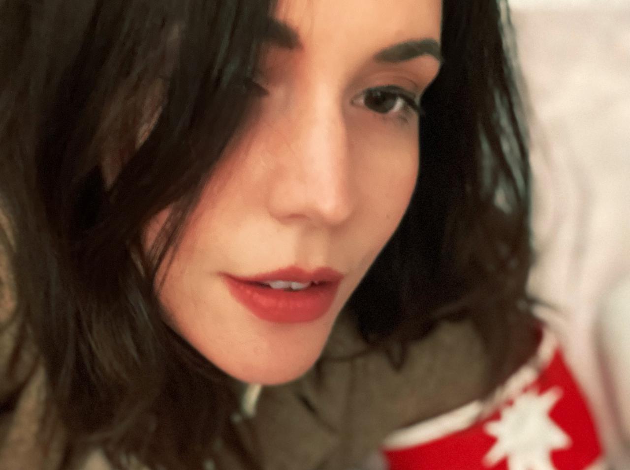 『進撃の巨人』ピークの英語版声優、コスプレが似ている…!