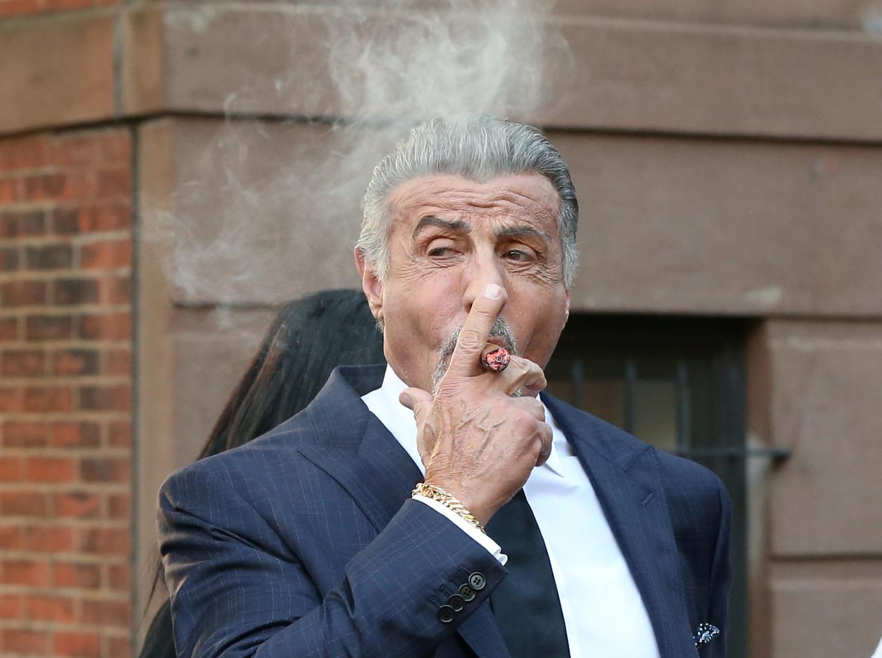 シルヴェスター・スタローン、葉巻を吸う姿が完全にマフィア