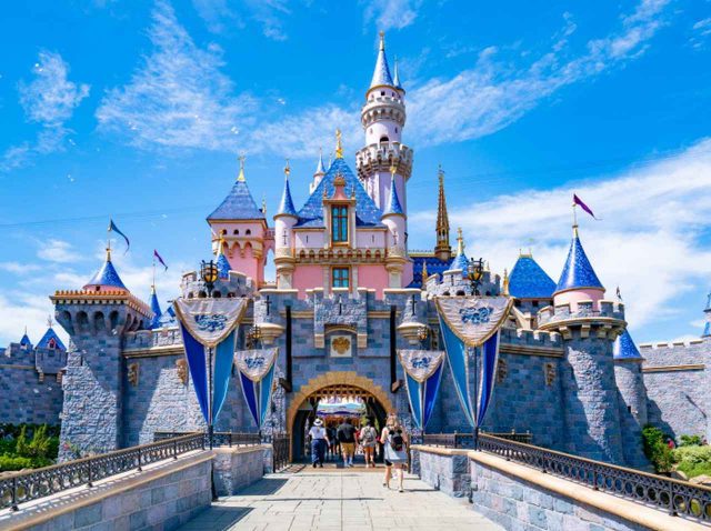 ディズニーランド、ゲストに“恋人”を見つけたキャラクターの「神対応」がロマンチックすぎる【動画】