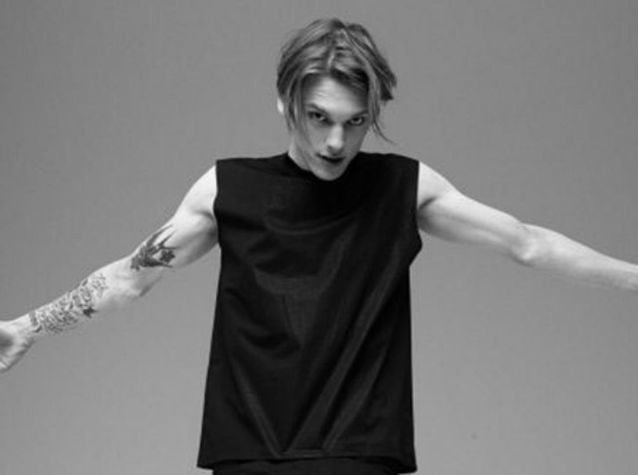 『ストレンジャー・シングス』ジェイミー・キャンベル・バウアーのインスタ写真、『ハリポタ』共演者と婚約の過去などを特集