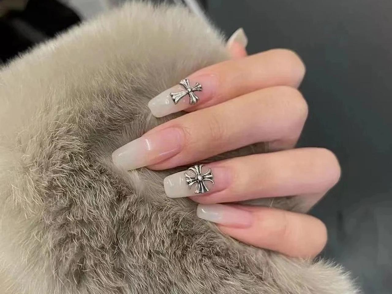 十字架モチーフの「クロスネイル」がオシャレ！海外の最新デザインをチェック