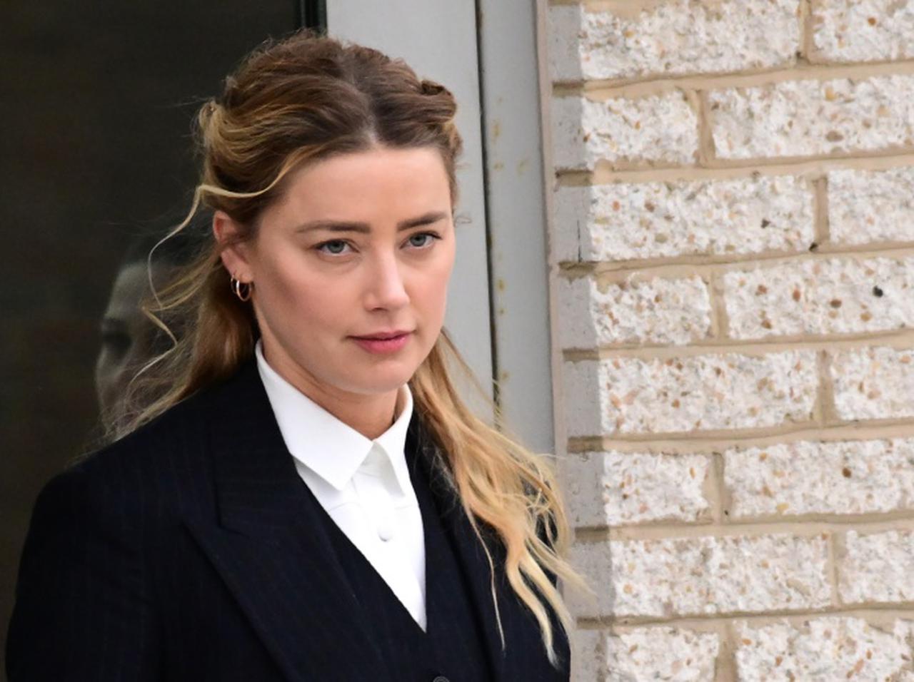 アンバー・ハードは裁判中に何を“メモ”してる?「謎めいた内容」に注目集まる