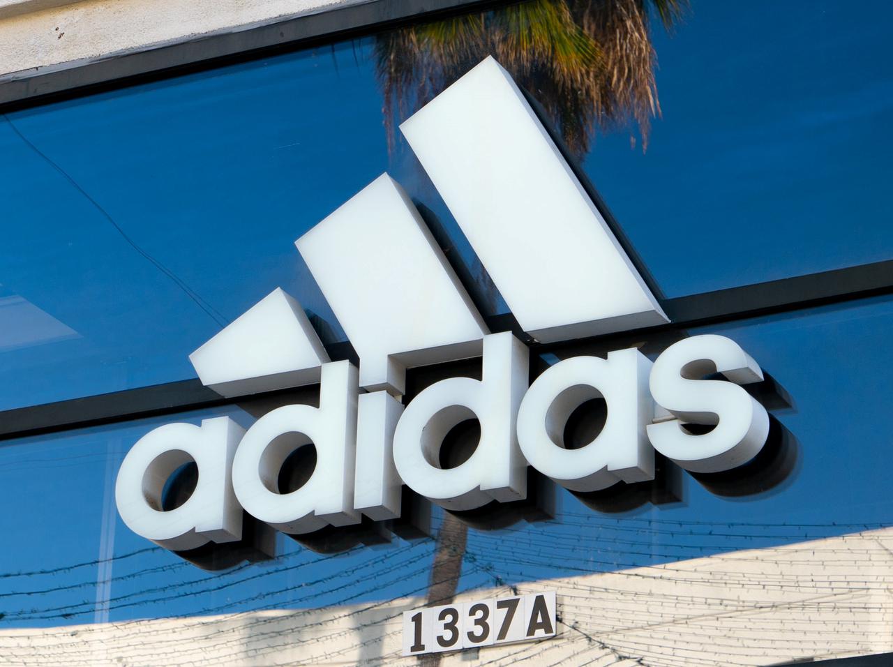 賛否両論を呼んだ、女性の胸を並べたアディダスの広告がイギリスで禁止に