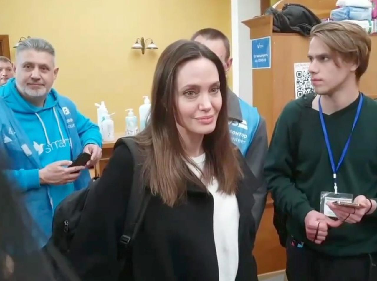 アンジェリーナ・ジョリー、ウクライナ訪問の映像に一瞬だけ「映り込んだもの」に反響