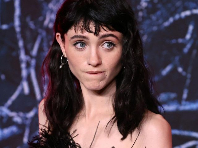 『ストレンジャー・シングス』ナタリア・ダイアーが黒髪に！チャーリー・ヒートンとも久々