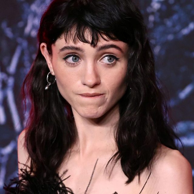 『ストレンジャー・シングス』ナタリア・ダイアーが黒髪に！チャーリー・ヒートンとも久々
