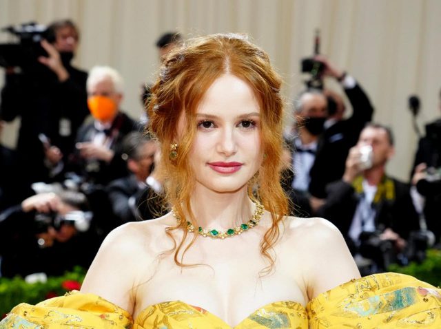 『リバーデイル』マデライン・ペッチ、メットガラで“24金”を仕込んでいた