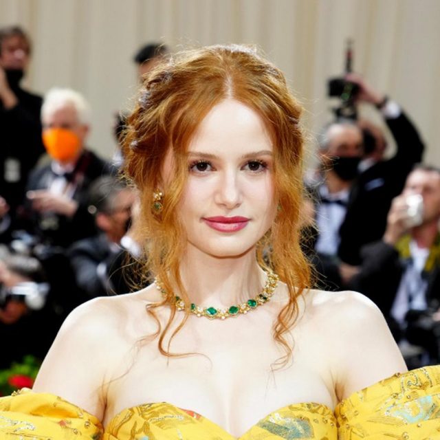 『リバーデイル』マデライン・ペッチ、メットガラで“24金”を仕込んでいた