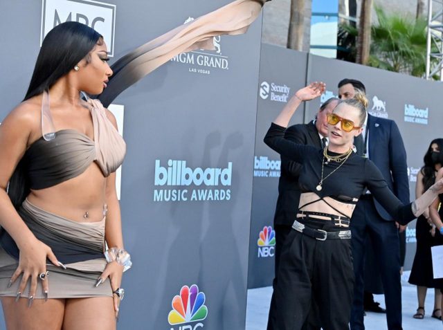 カーラ・デルヴィーニュ、ガチでセレブを撮影する方法がすごい