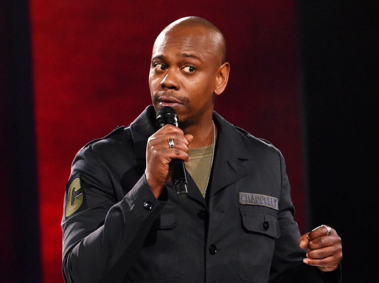 人気コメディアン、公演中に銃型ナイフ持った男に襲撃される 直後のジョークが波紋