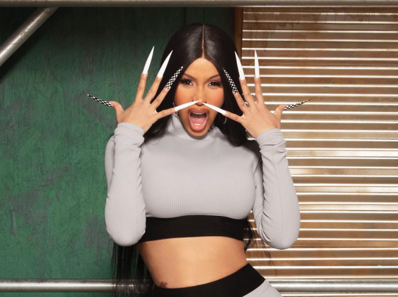 カーディ・B、ロングネイルでも「オムツ替え」ができることを証明