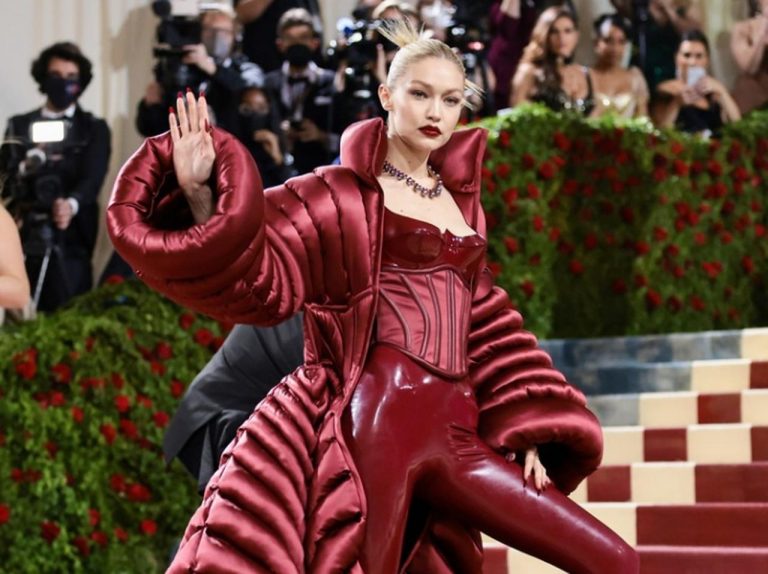 メットガラ恒例「掛布団ルック」を継承したのはジジ・ハディッド！
