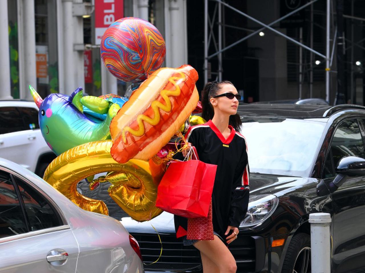 ベラ・ハディッド、“巨大バルーン”を大量に持って行った場所とは？