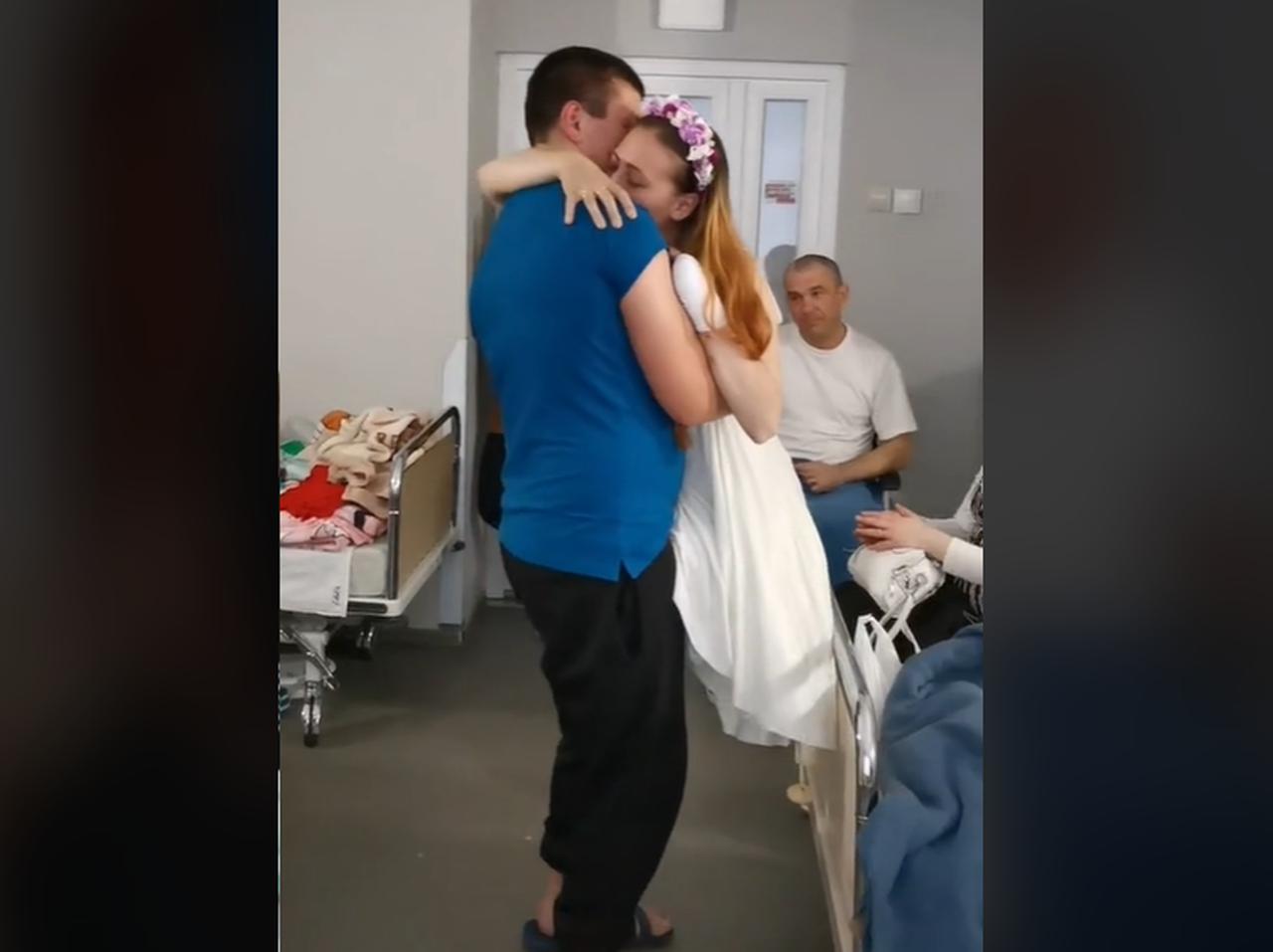 両脚を失った新婦が夫と病院で結婚式、「私が望んでいたファーストダンスではない」【ロシアのウクライナ侵攻】