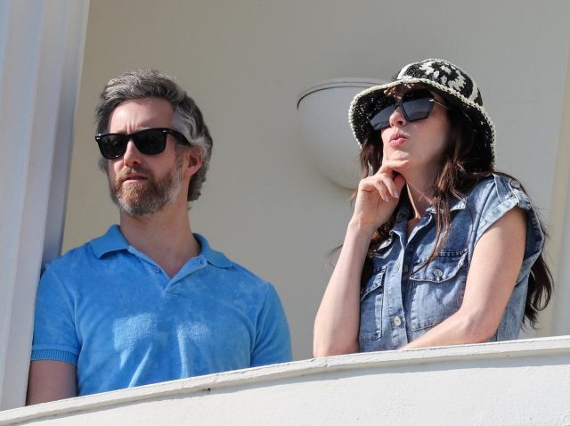 アン・ハサウェイと夫、高級ホテルのバルコニーでたそがれる姿が映画のワンシーン