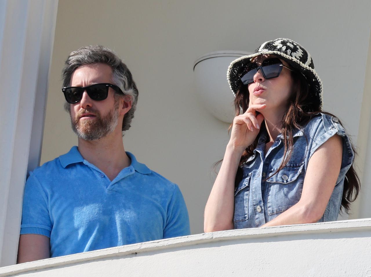 アン・ハサウェイと夫、高級ホテルのバルコニーでたそがれる姿が映画のワンシーン