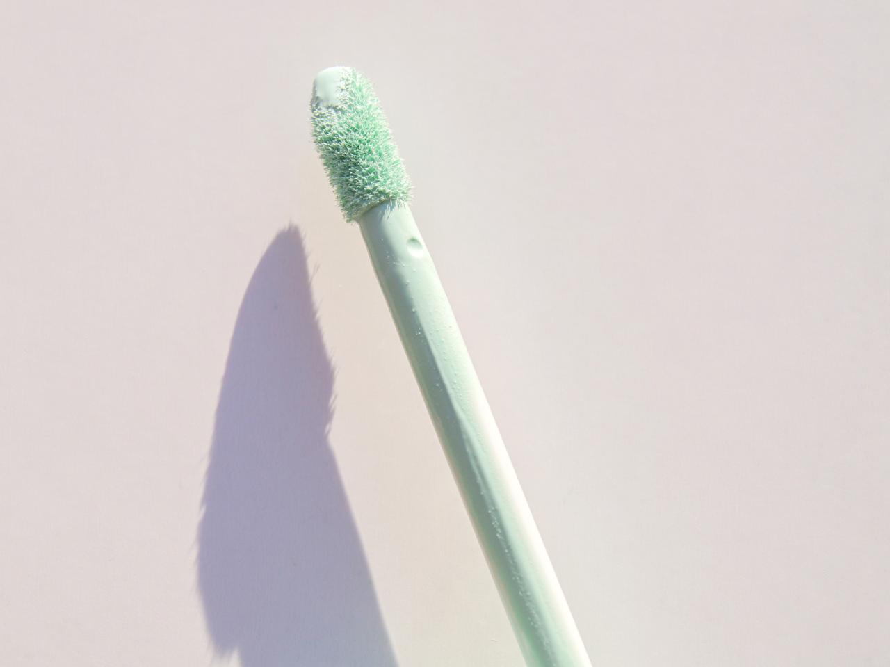 透明感を引き出す「グリーングロス」の使い方&おすすめアイテム2選