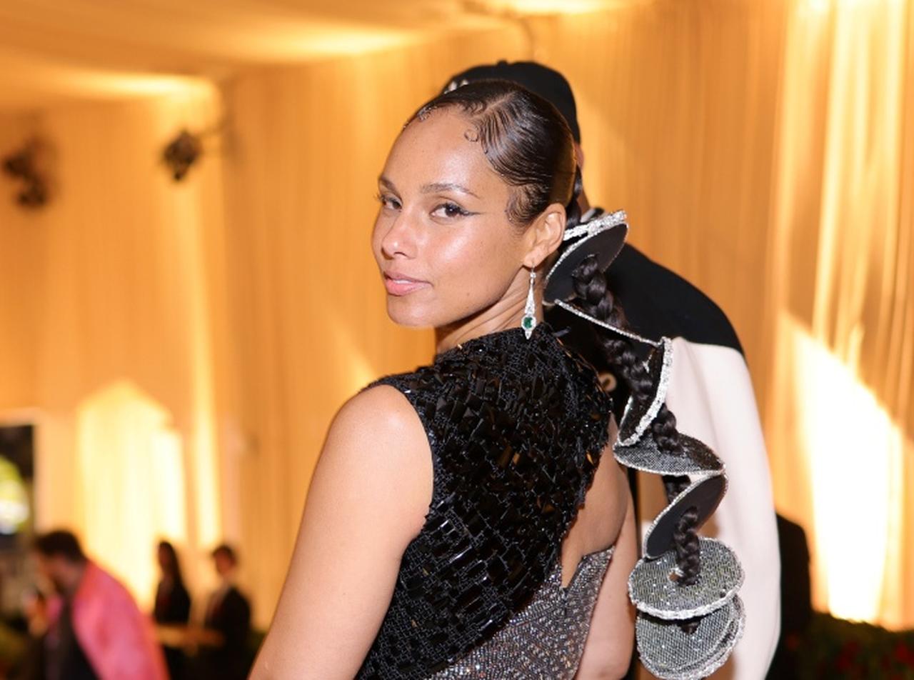 エリザベス女王のお祝いの席で「ニューヨークのアンセム」を披露したアリシアが真相を明かす